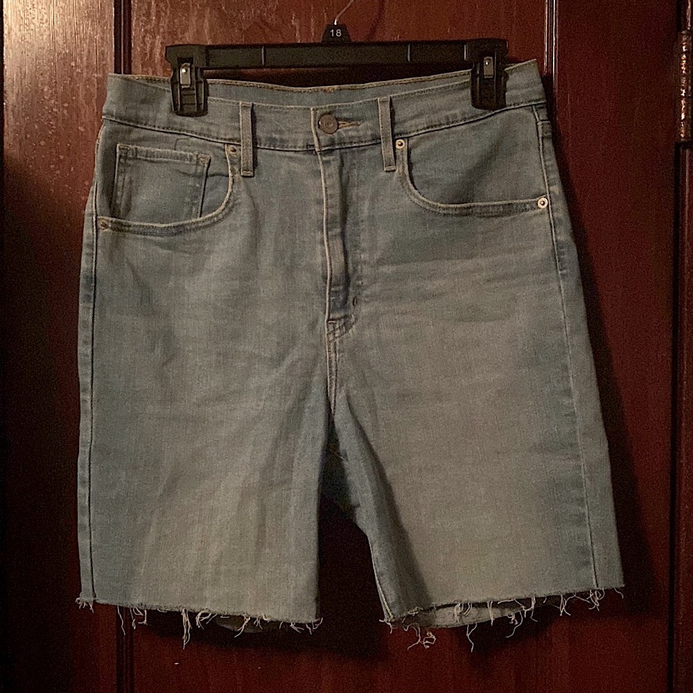 Levi’s Light Wash High Rise Denim Shorts sz 30